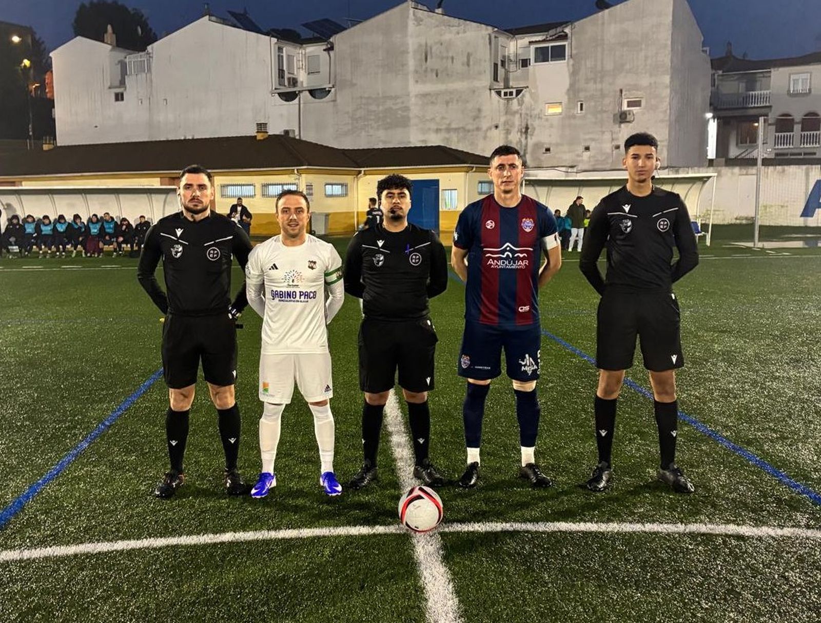 Capitanes de CD Villanueva e Iliturgi CF 2016, junto al trío arbitral el pasado domingo.