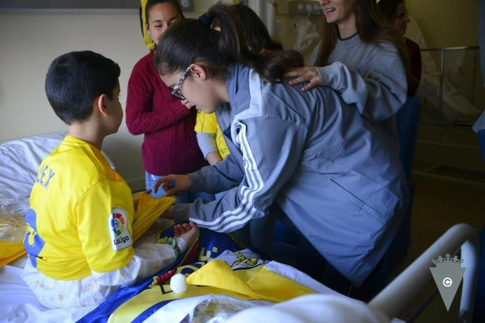 Visita del Cádiz Cf a los niños ingresados en el Puerta del Mar.