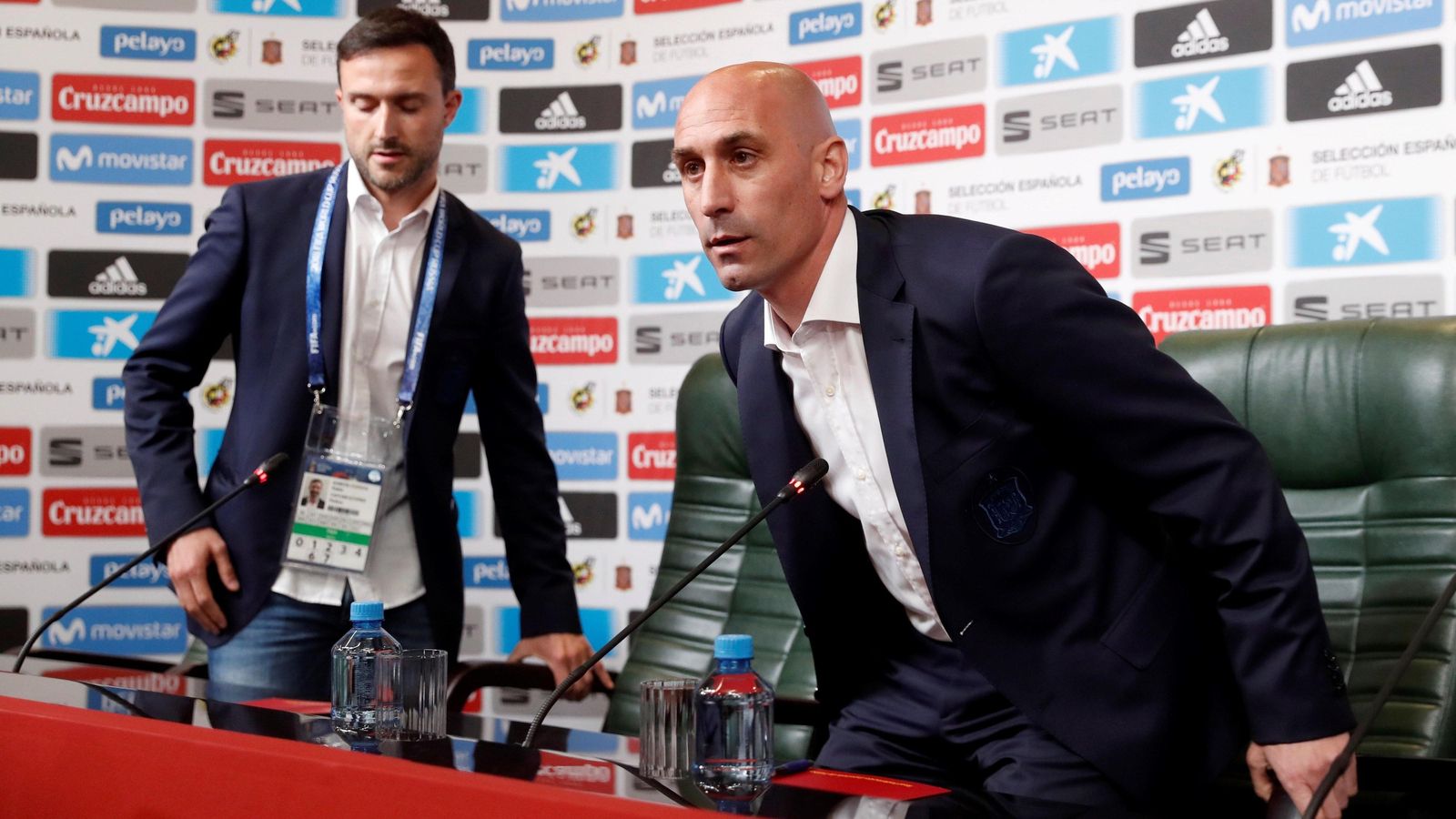 Rubiales se sienta para la rueda de prensa.