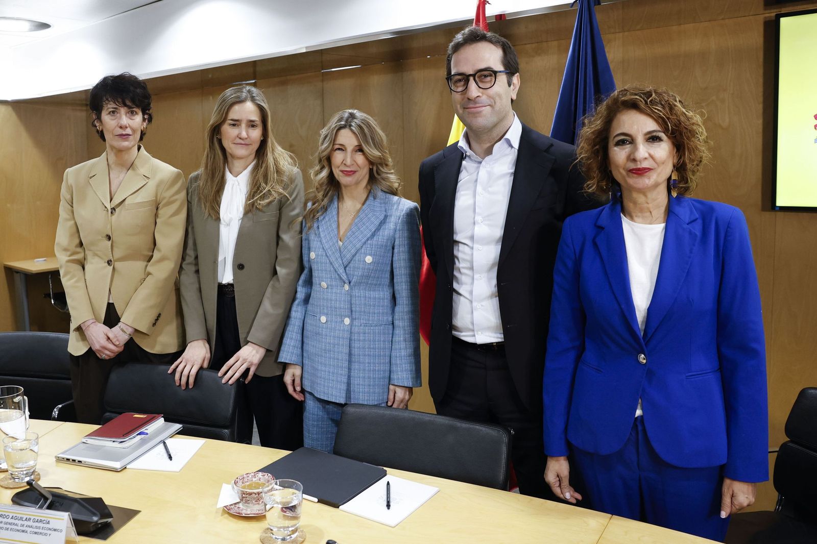 Los cinco ministros del área económica antes de la reunión con los agentes sociales.