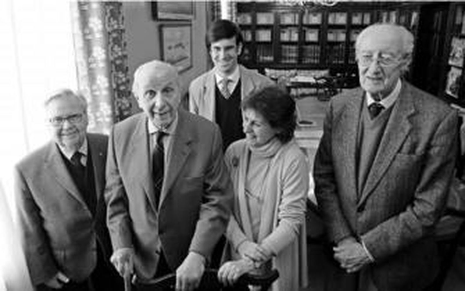 Manuel Pérez Celdrán, Juan Guerrero, Jesús Anguita, Begoña García y Mauricio González-Gordon en el archivo de González Byass.