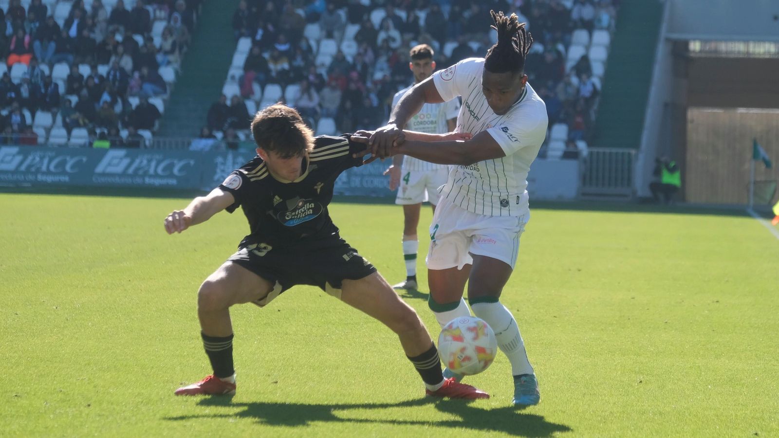 Cedric Teguia intenta dejar atrás a un jugador del Celta B. Cedric Teguia intenta dejar atrás a un jugador del Celta B.