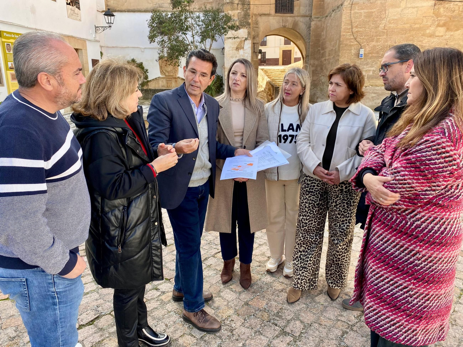 En Alhama de Granada, el diputado Paco Cuenca, junto a su homóloga Remedios Gámez, la presidenta de la Asociación Tierra de Aguas, Ana Belén Fernández, la portavoz Sandra García, el alcalde de Ventas de Huelma, Luis Miguel Ortiz y otros representantes locales de la comarca