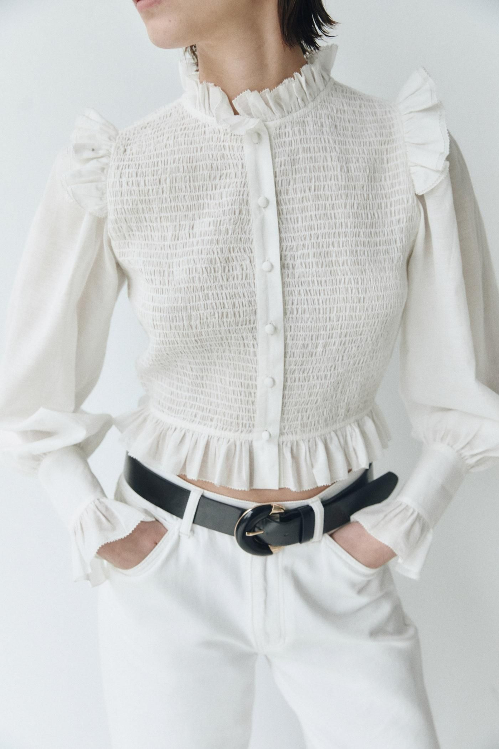 Blusa con detalles en nido de abeja de Sfera.