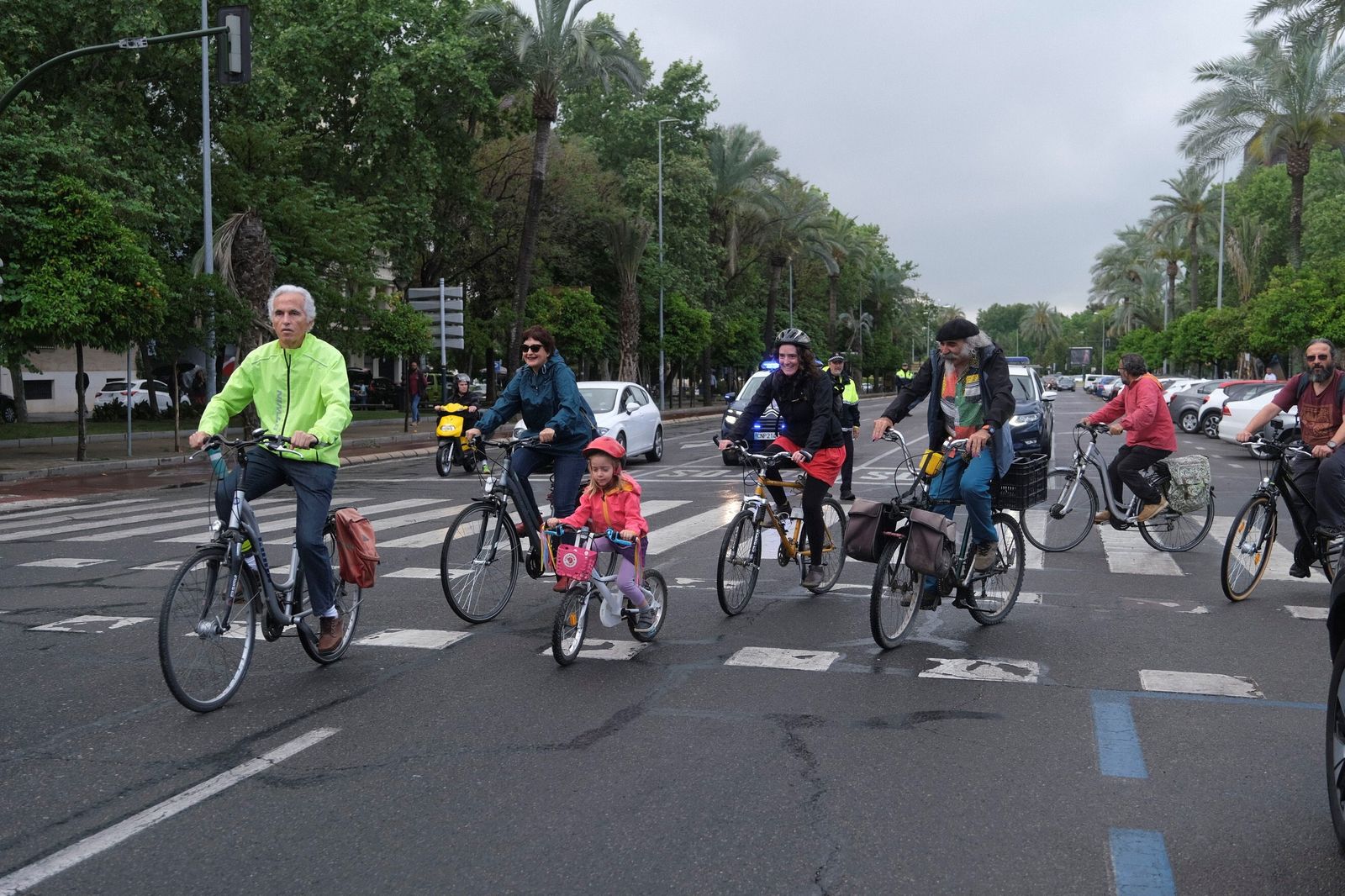 La 'bicifestación' para celebrar el Día de la Tierra en Córdoba, en imágenes