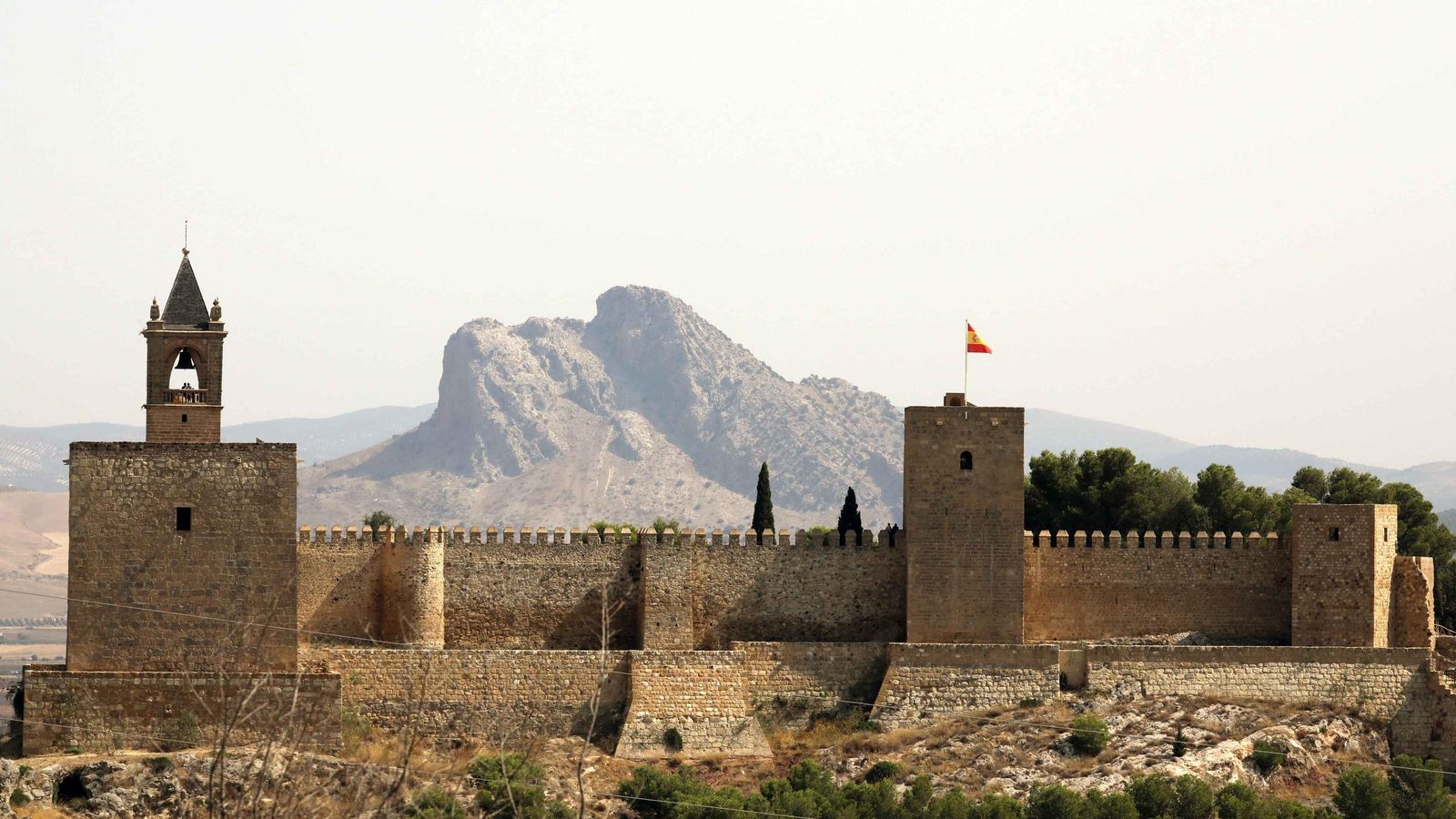 Alcazaba de Antequera con la Peña de los Enamorados de fondo. Alcazaba de Antequera con la Peña de los Enamorados de fondo.
