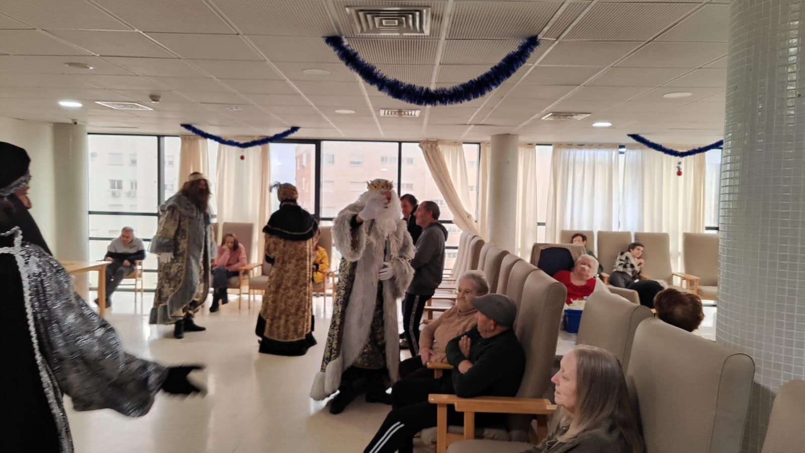 De la Residencia de Mayores a las calles: imágenes del paso de los Reyes Magos por Huércal-Overa