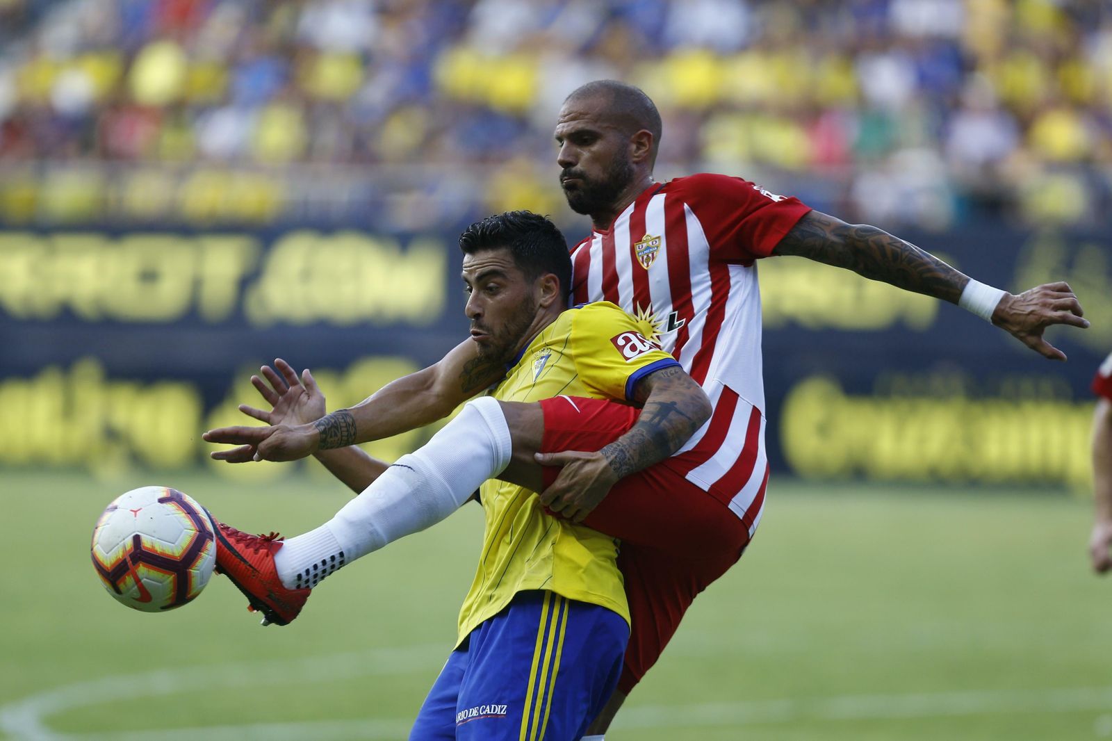 Agra intenta proteger el esférico ante el acoso de Nano la pasada campaña.