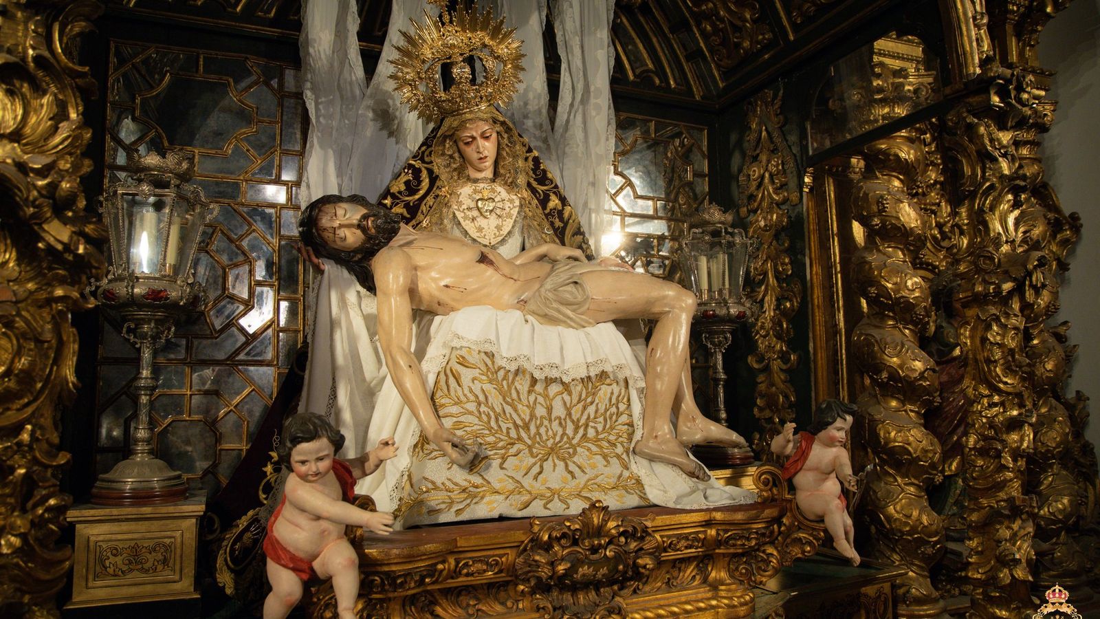 Detalle de la sobrecogedora Piedad, ante los espejos tan característicos de la época