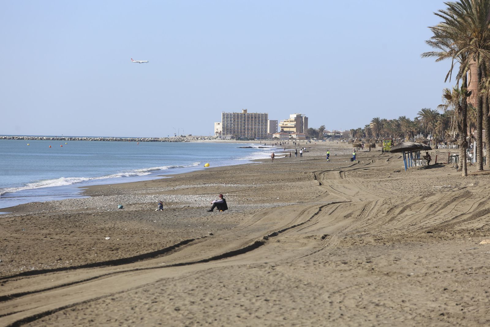 Fotos de los arreglos en las playas de Málaga, que no impiden a los malagueños disfrutar del buen tiempo