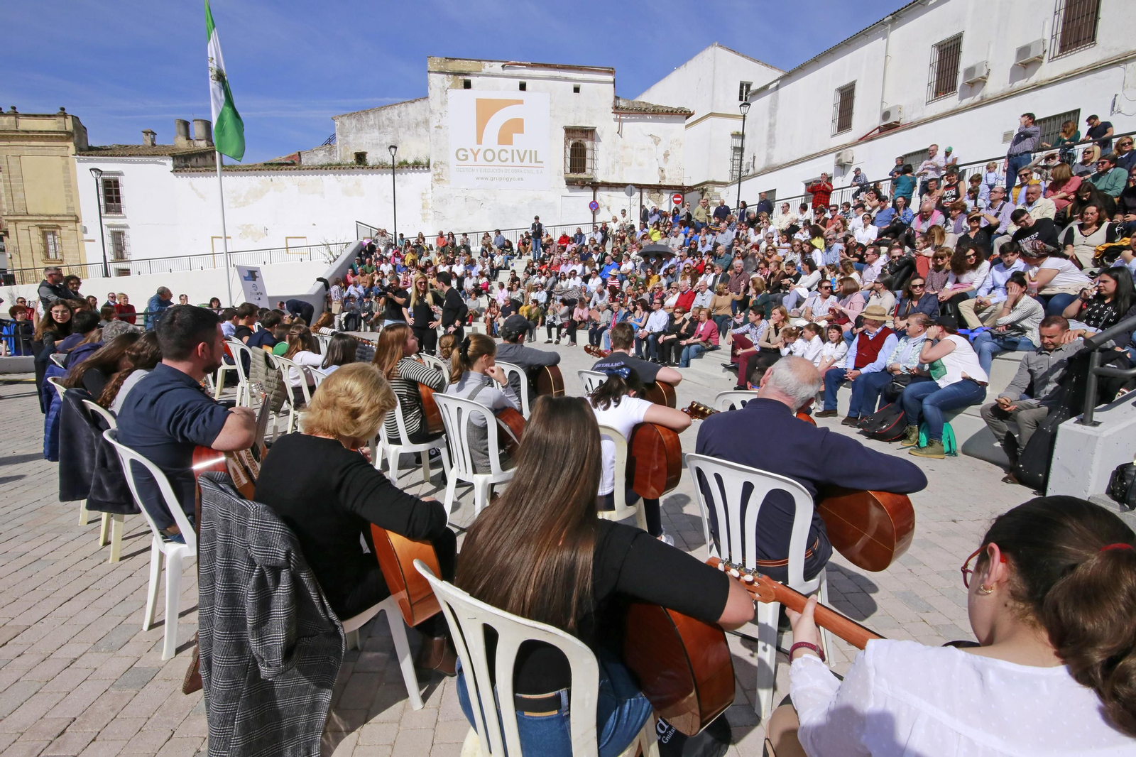 Himno Andaluz a guitarra y flashmob flamenco por el día de Andalucía