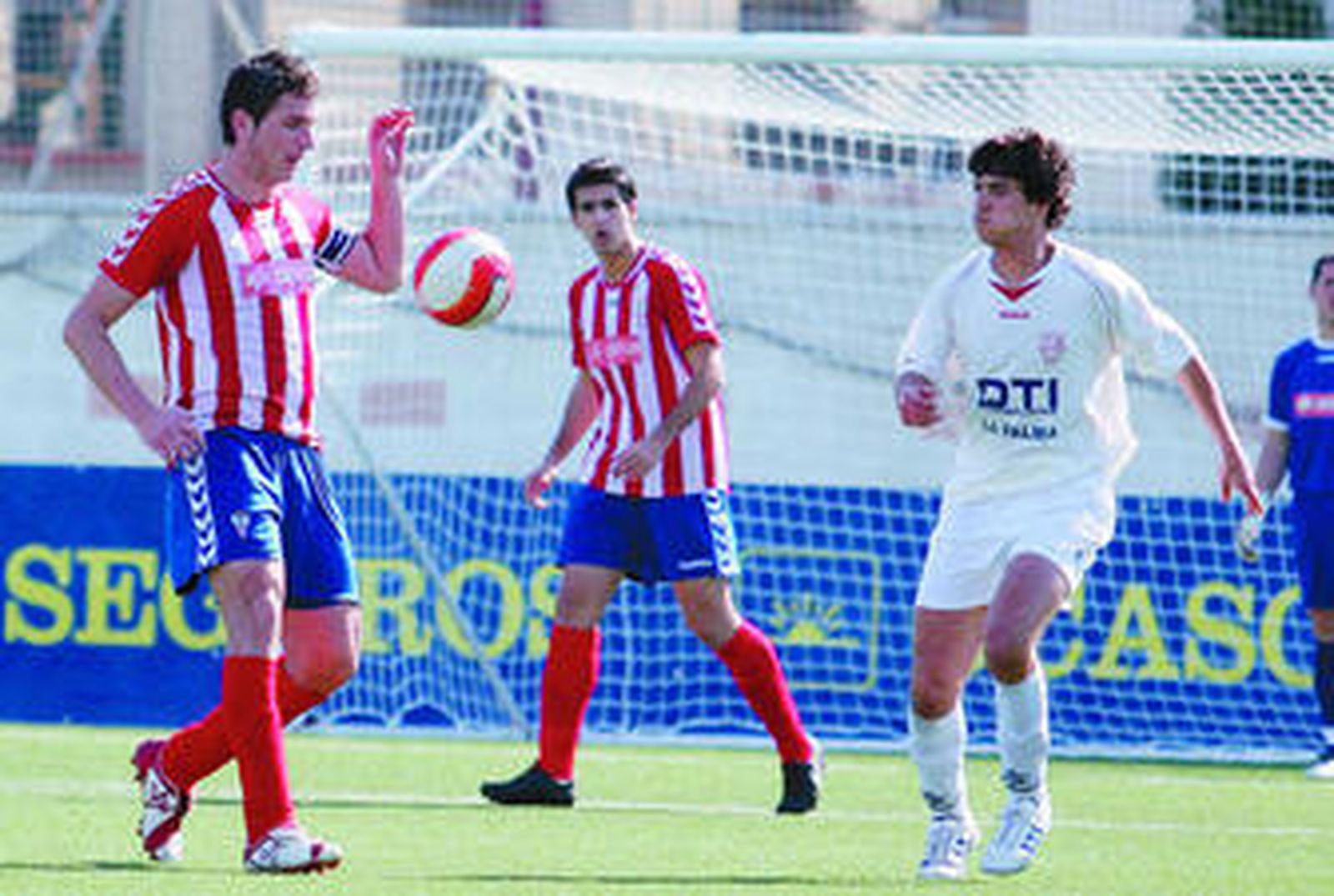 Mario (izquierda) en un partido de la pasada Liga.
