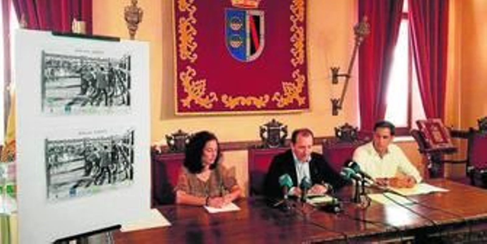 La edil Rocío López, el alcalde de Almonte y el presidente de los ganaderos, ayer en la firma del convenio. La edil Rocío López, el alcalde de Almonte y el presidente de los ganaderos, ayer en la firma del convenio.