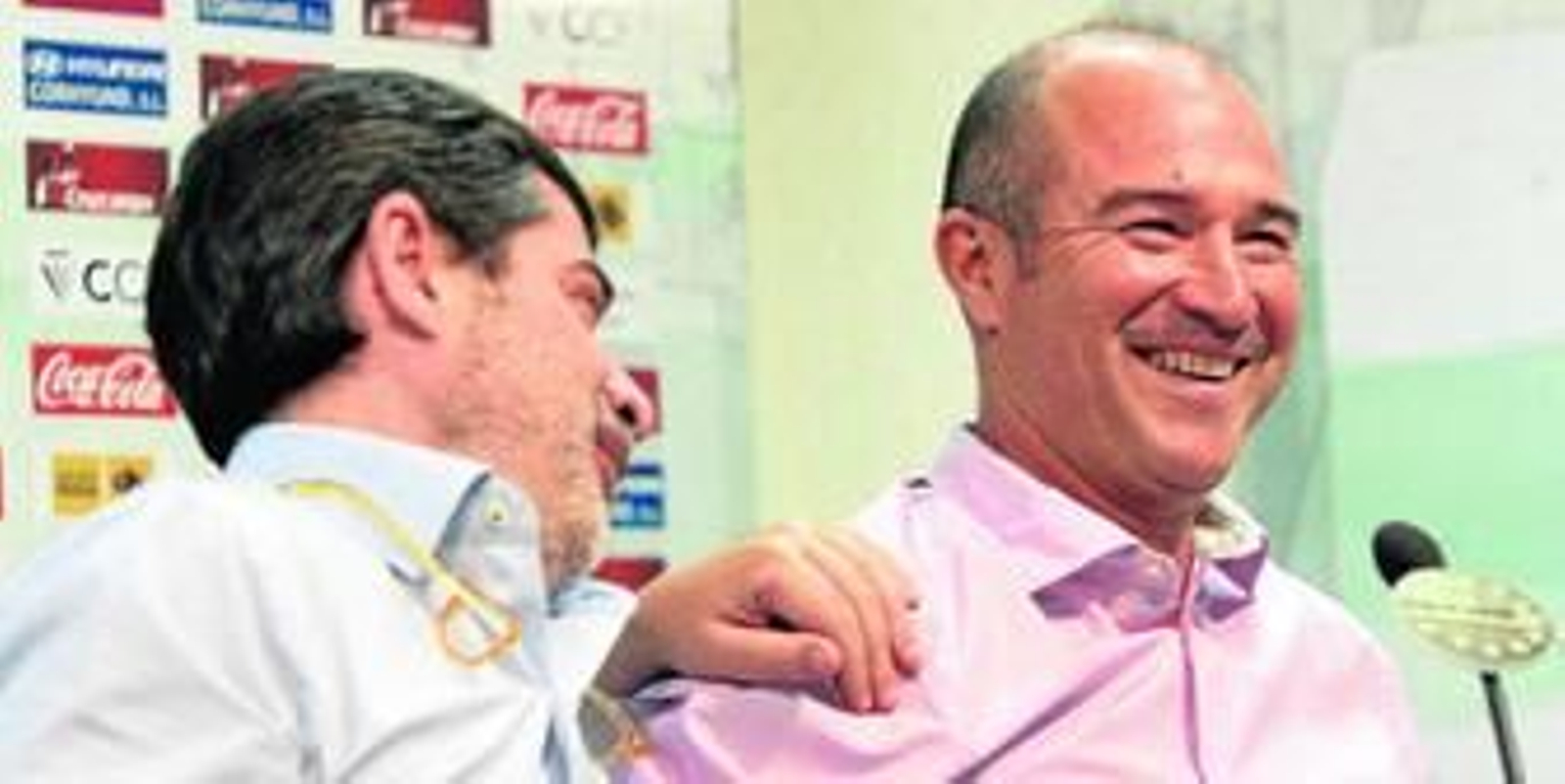Carlos González bromea con Rafa Berges el día de la presentación del técnico en la sala de prensa de El Arcángel.