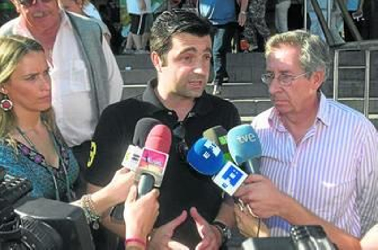 Francisco Ortega, el sobrino del torero, atiende a los medios en la puerta del hospital Macarena.