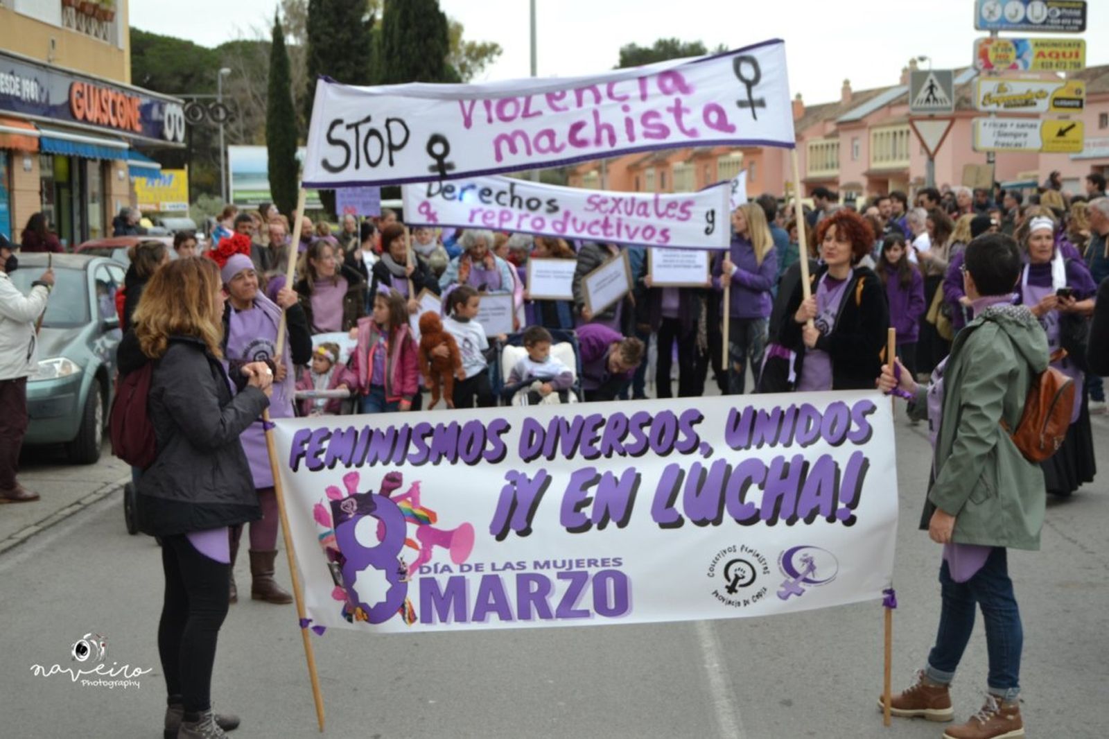 Imágenes de la manifestación del 8-M por las calles de El Puerto