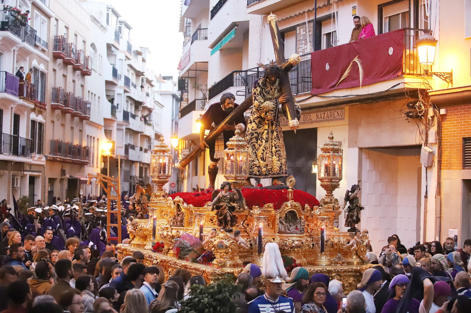 La Hermandad El Nazareno en la madrugá de la Semana Santa de Huelva 2023, en imágenes