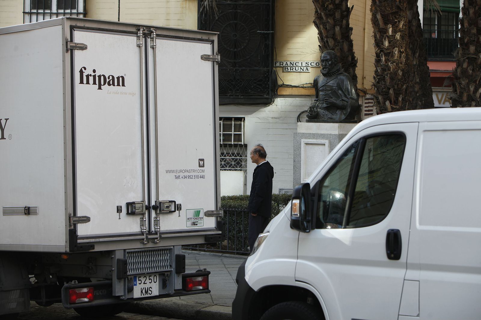 Dos camiones aparcados en la carga y descarga que será eliminada junto al monumento a Cervantes.