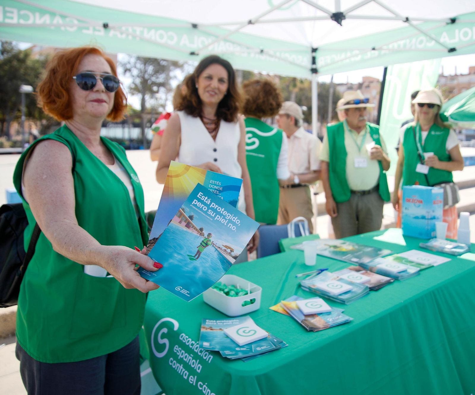 Las imágenes de la carpa informativa sobre prevención del cáncer de piel en Almería