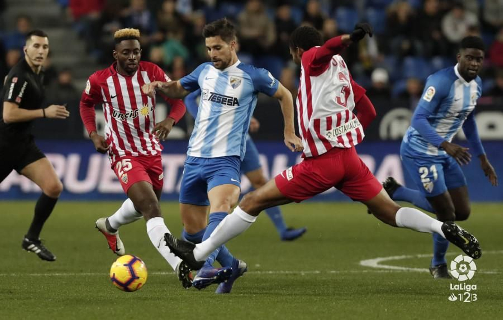 Adrián lucha por un balón con Owona.