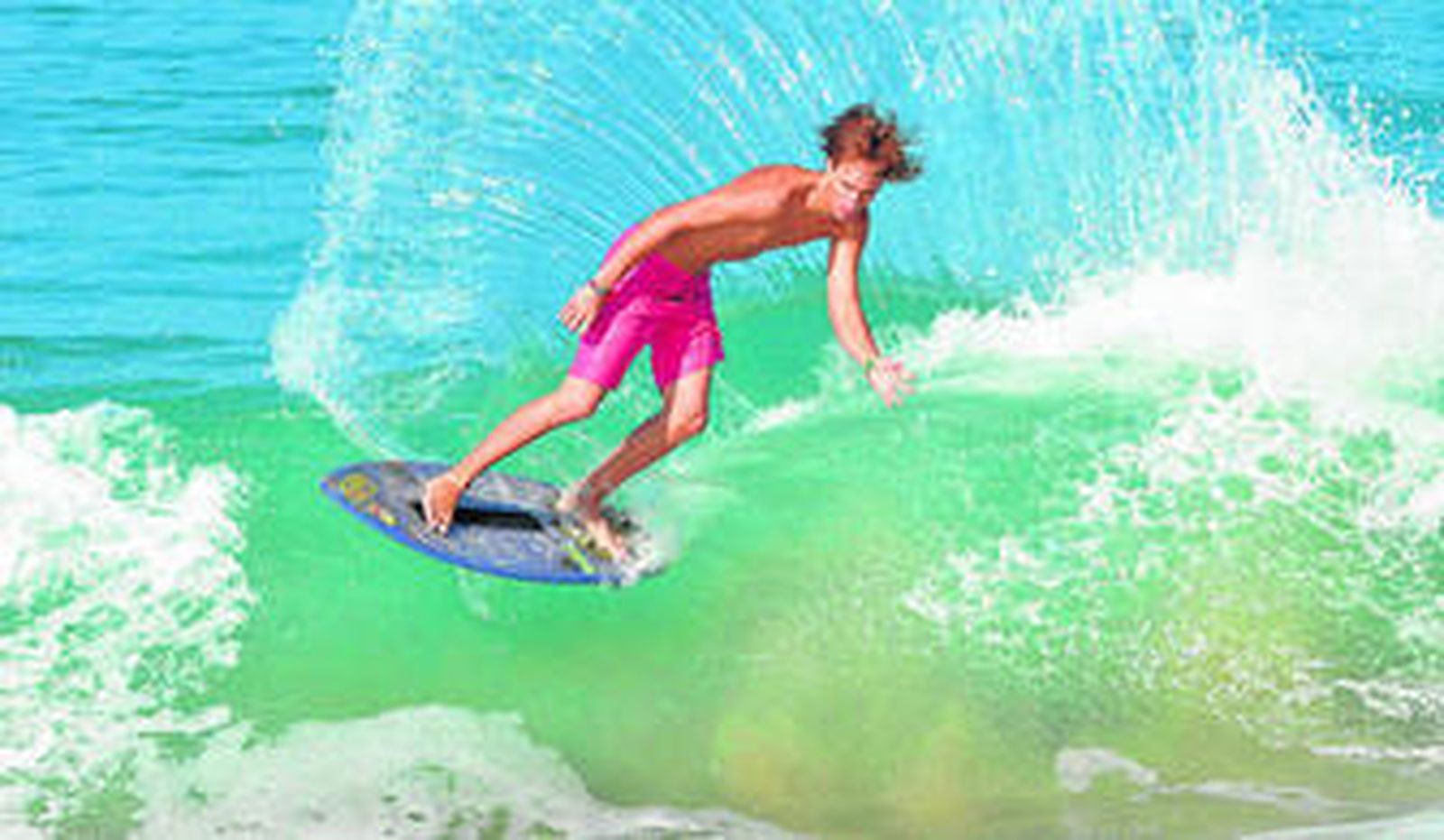 En la imagen, uno de los participantes en este primer Nacional de skimboard en plena acción.