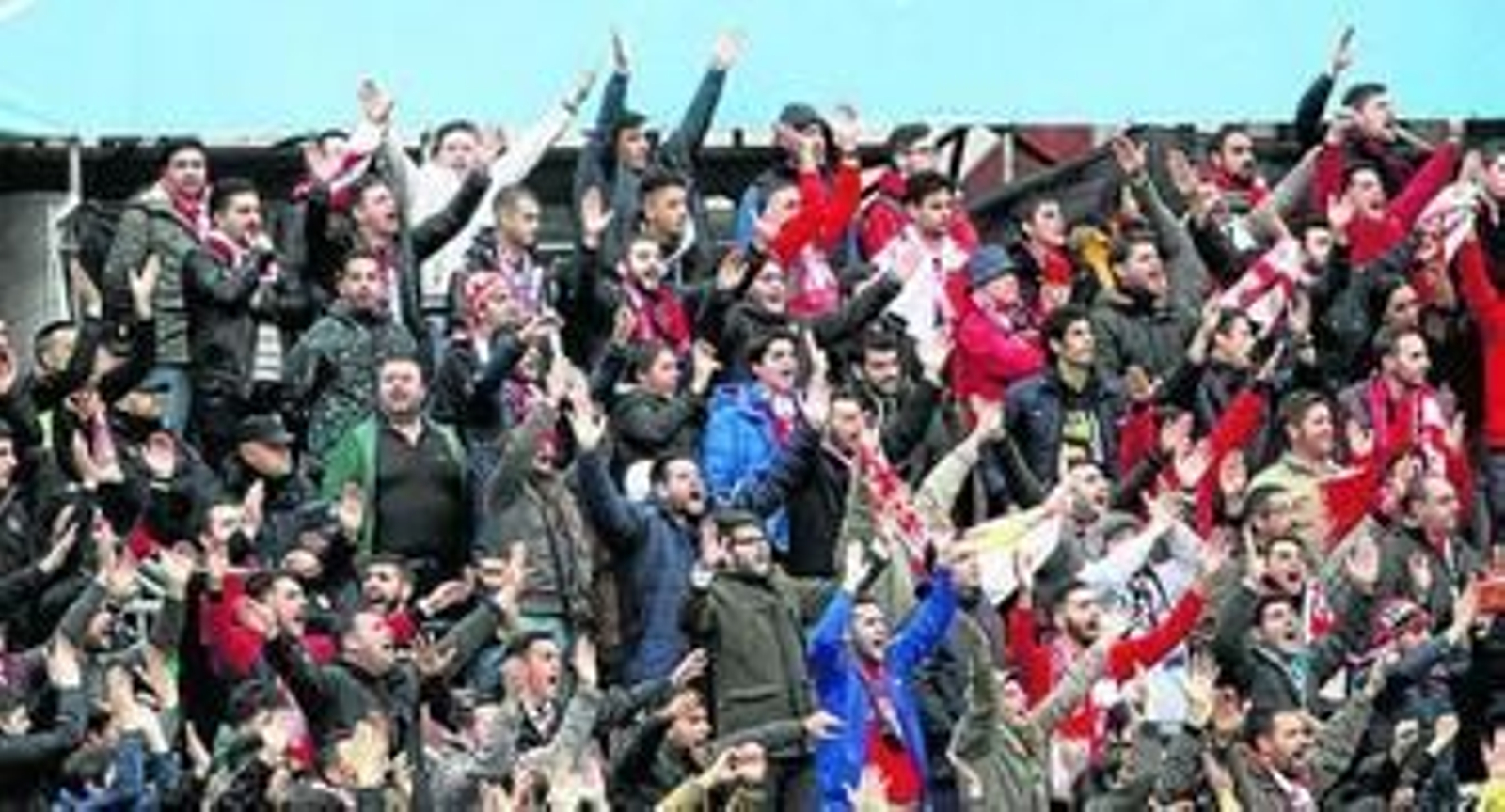 Banega, Vitolo y Escudero abandonan cariacontecidos el césped de Los Cármenes.