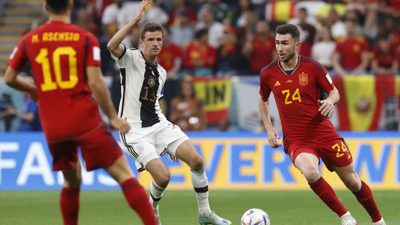 Laporte trata de salir con la pelota jugada ante Thomas Müller.