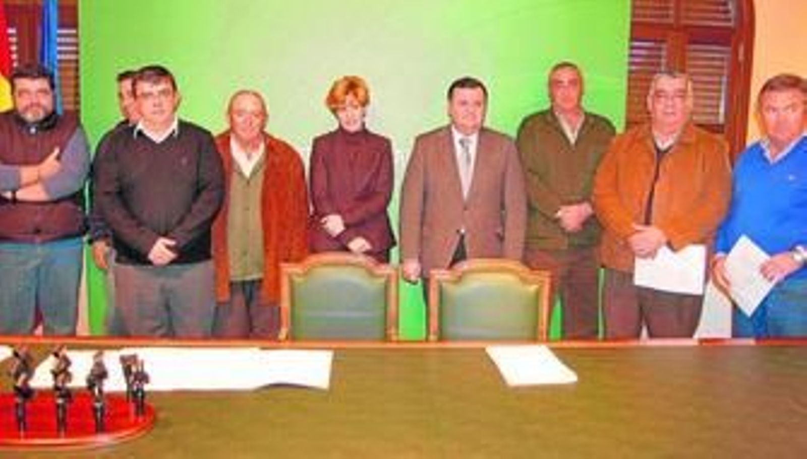Los representantes de las agrupaciones sanitarias ganadera junto a Judith Anda y el delegado de Agricultura, Francisco Zurera.