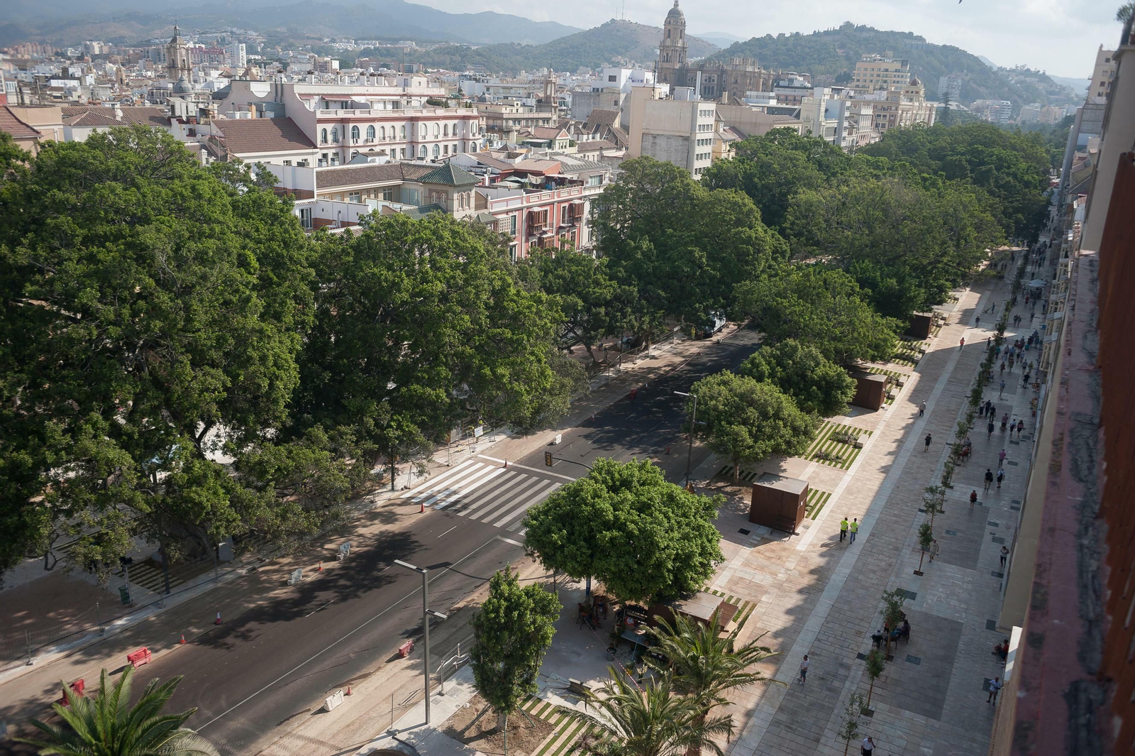 Vista de la reurbanización de los ejes central y sur de la Alameda Principal. Vista de la reurbanización de los ejes central y sur de la Alameda Principal.