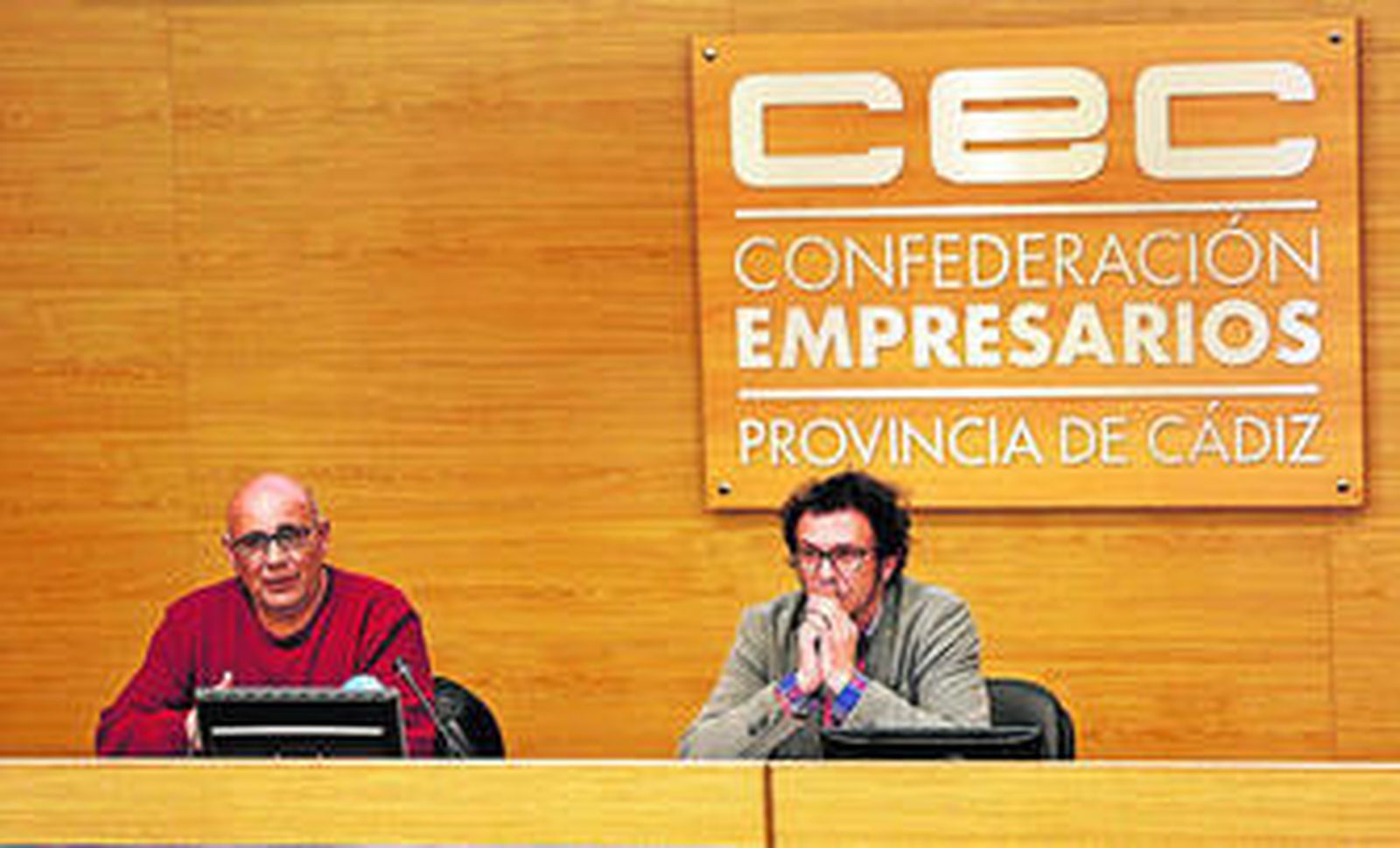 El alcalde, José María González (derecha), junto al concejal Manuel González Bauza, durante la rueda de prensa de ayer.