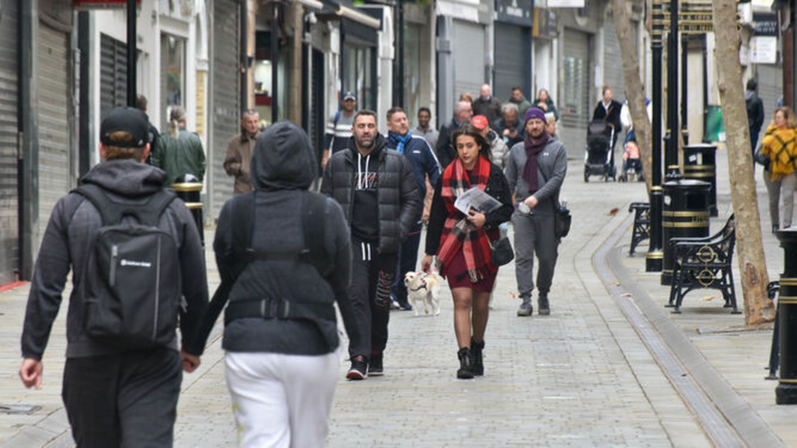 Ciudadanos pasean por Main Street, en Gibraltar