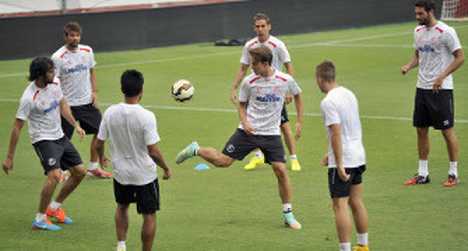 Denis Suárez muestra su elegancia tocando el balón de tacón en un rondito. / Juan Carlos Vázquez