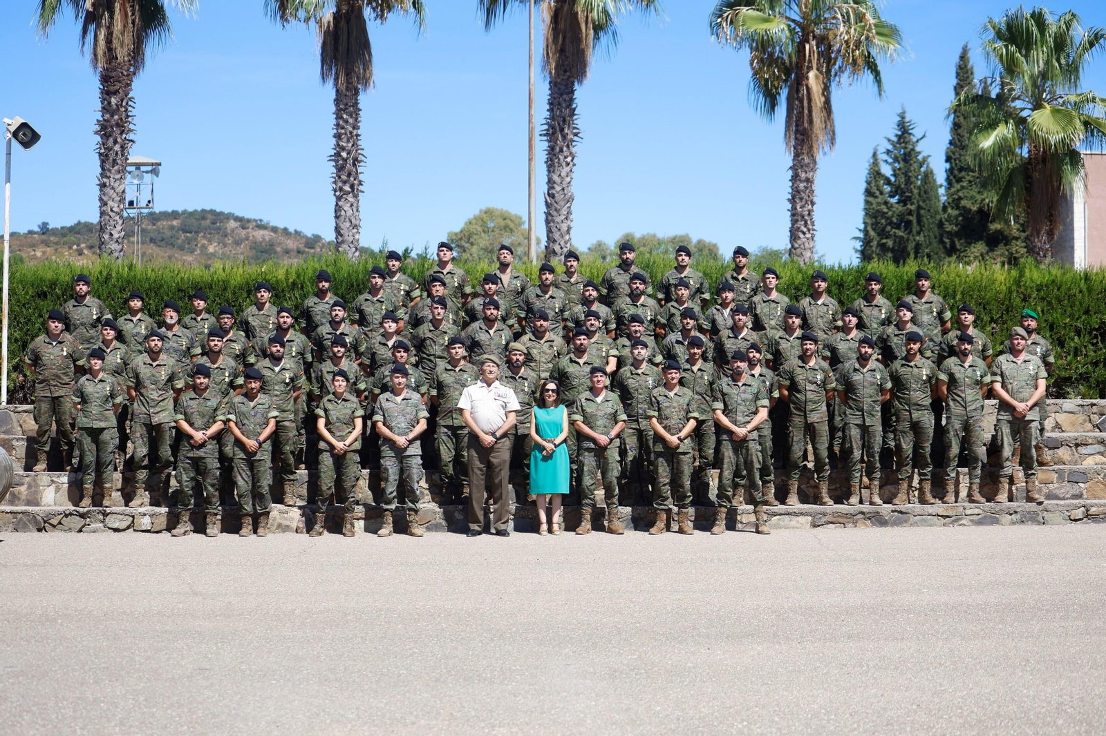 La ministra de Defensa, Margarita Robles, en la entrega las medallas conmemorativas al Ejército en la Bri X, en imágenes