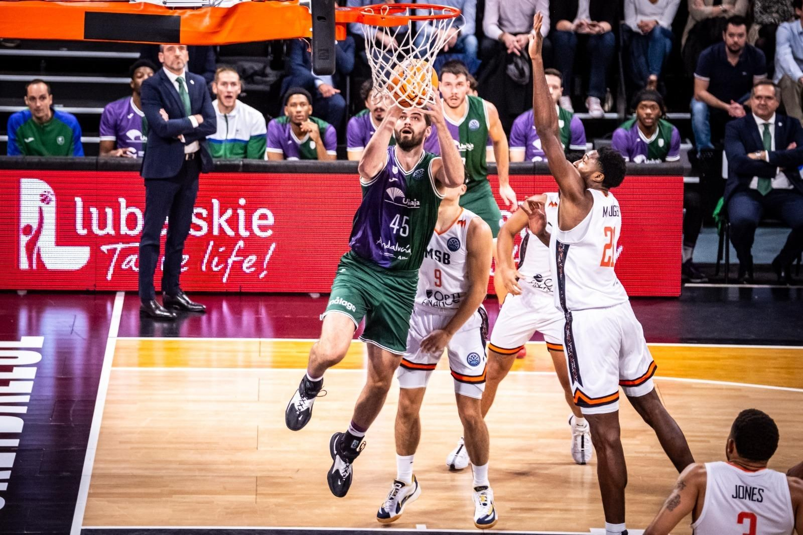 El Unicaja-Le Mans, en fotos