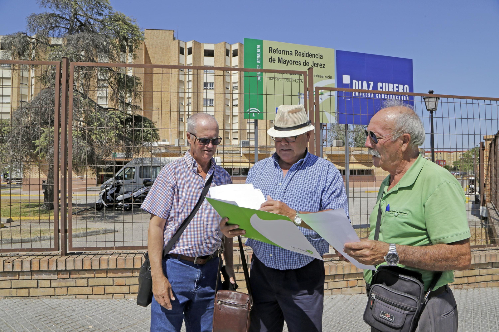 Francisco Gil, Manuel Cazorla y José Saborido, ayer junto a la residencia de La Granja.