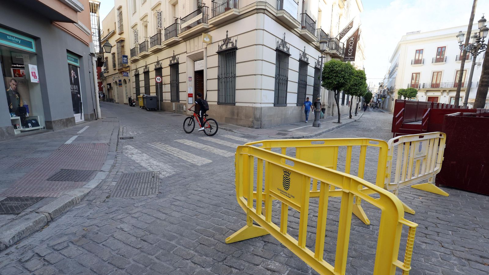 Vallas instaladas en la confluencia de calle Larga con Bizcocheros.