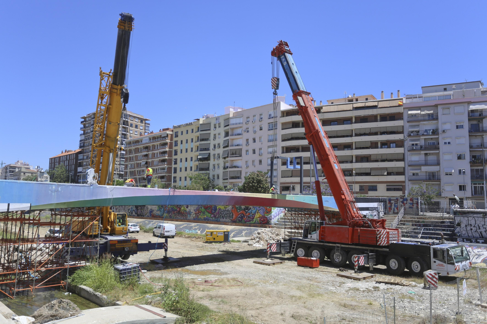 La demolición del puente peatonal junto al CAC Málaga. La demolición del puente peatonal junto al CAC Málaga.