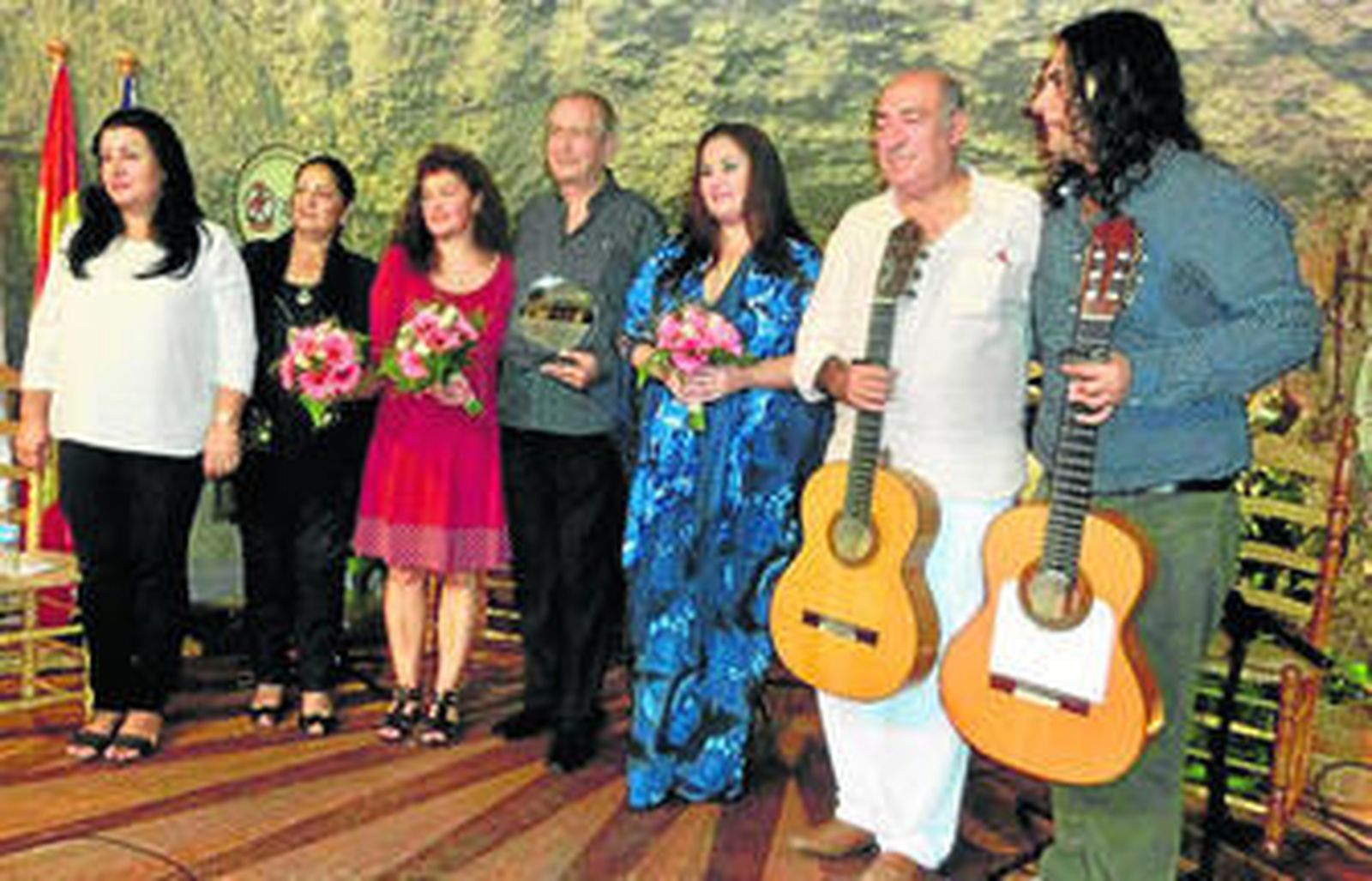 José Antonio Jesús García con Lola de Quero, El Niño de las Cuevas y varios artistas.