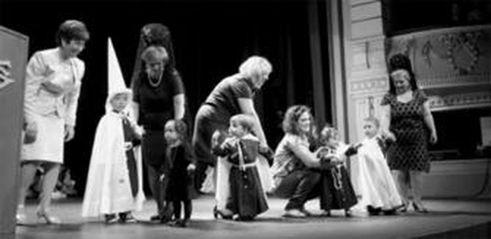 Momento en el que las abuelas mostraban sus creaciones en el Gran Teatro de la capital.