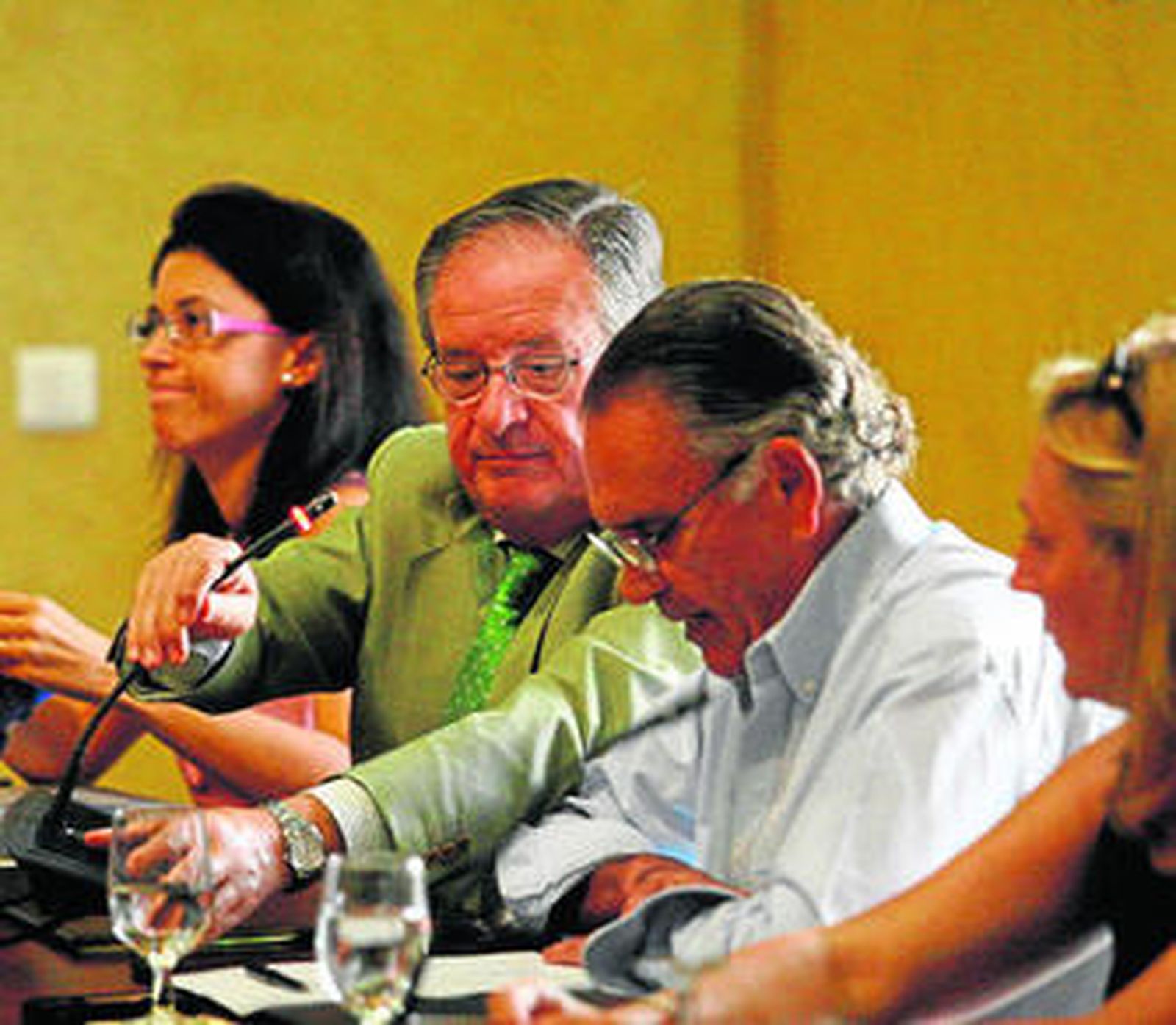 Los ediles del Partido Popular, durante la intervención del portavoz, Fernando Palma, ayer en el pleno.