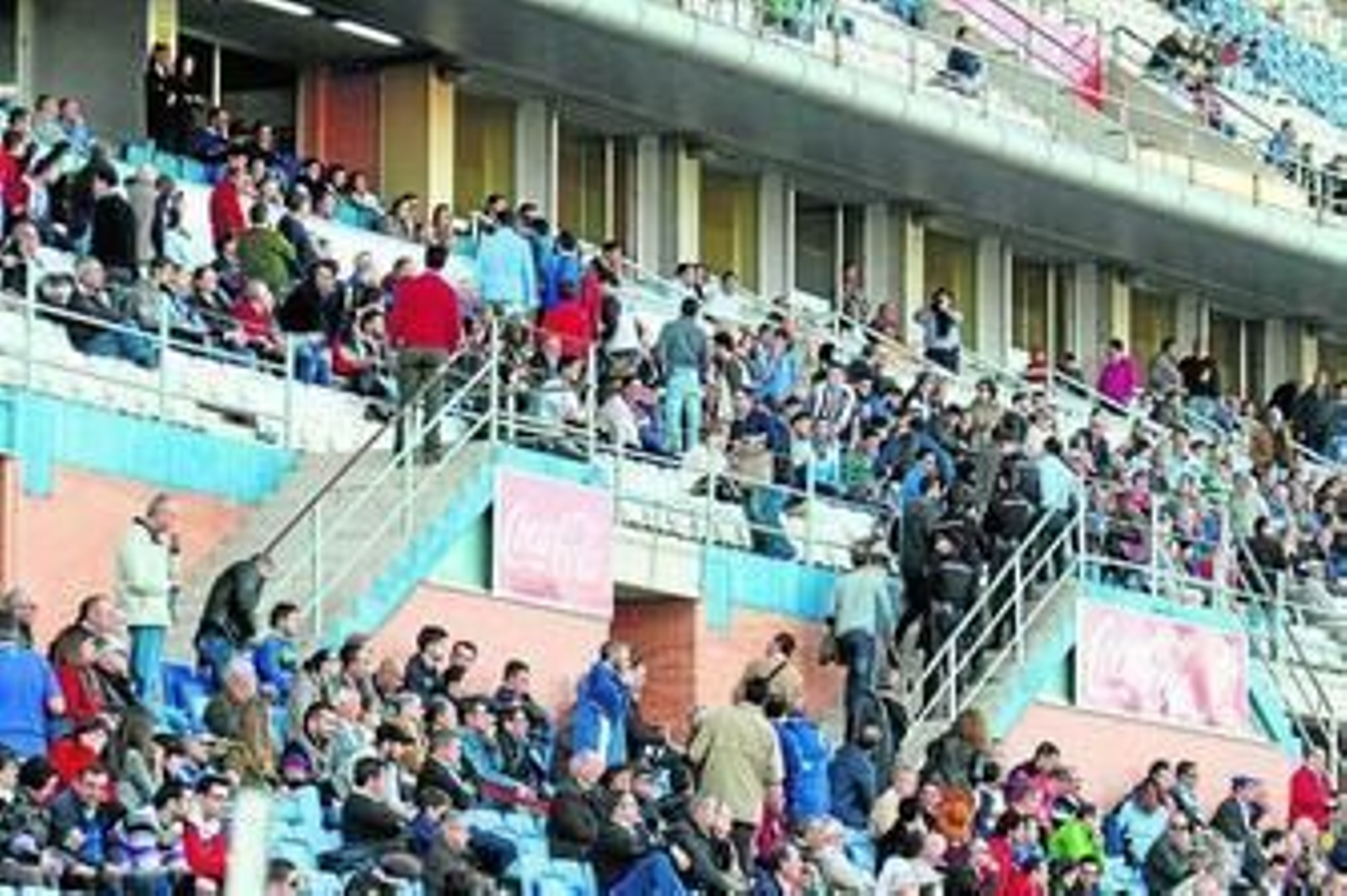 1. Aficionados suben al palco a protestar al inicio del encuentro. 2. Cientos de espectadores entraron al estadio en el minuto 5 del partido. 3. Waldo, durante el cambio. 4. El palco de autoridades del Nuevo Colombino. 5. Centenares de personas esperan en los aledaños del estadio a que trascurran los primeros minutos para entrar. 6. Aficionadas se hacen un selfie. 7. La Asociación Santa Águeda vendió sus calendarios contra el cáncer. 8. El marcador se mantuvo apagado por una avería. 9. Keita se retira desolado tras serle anulado el gol. 10. El once inicial del Recre.