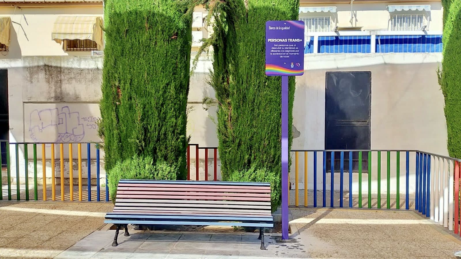 Imagen de uno de los bancos de la igualdad colocados por Peligros en su localidad