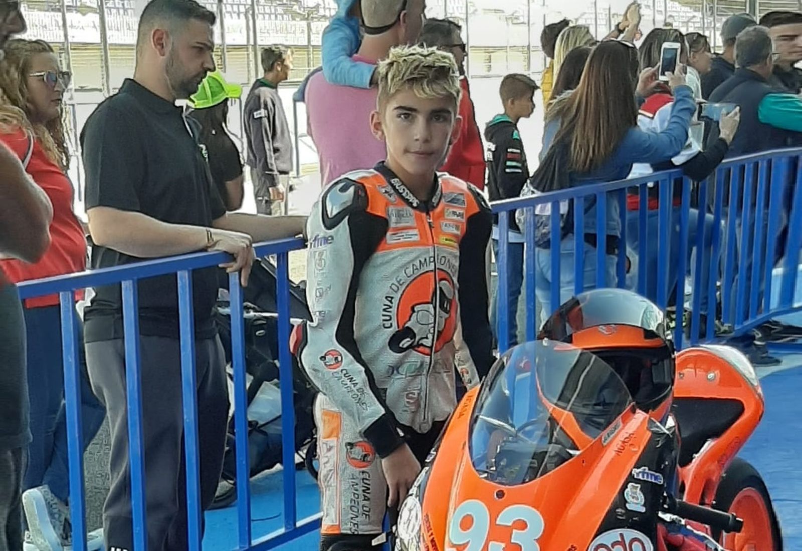 Sergio Bernal posa junto a su moto.