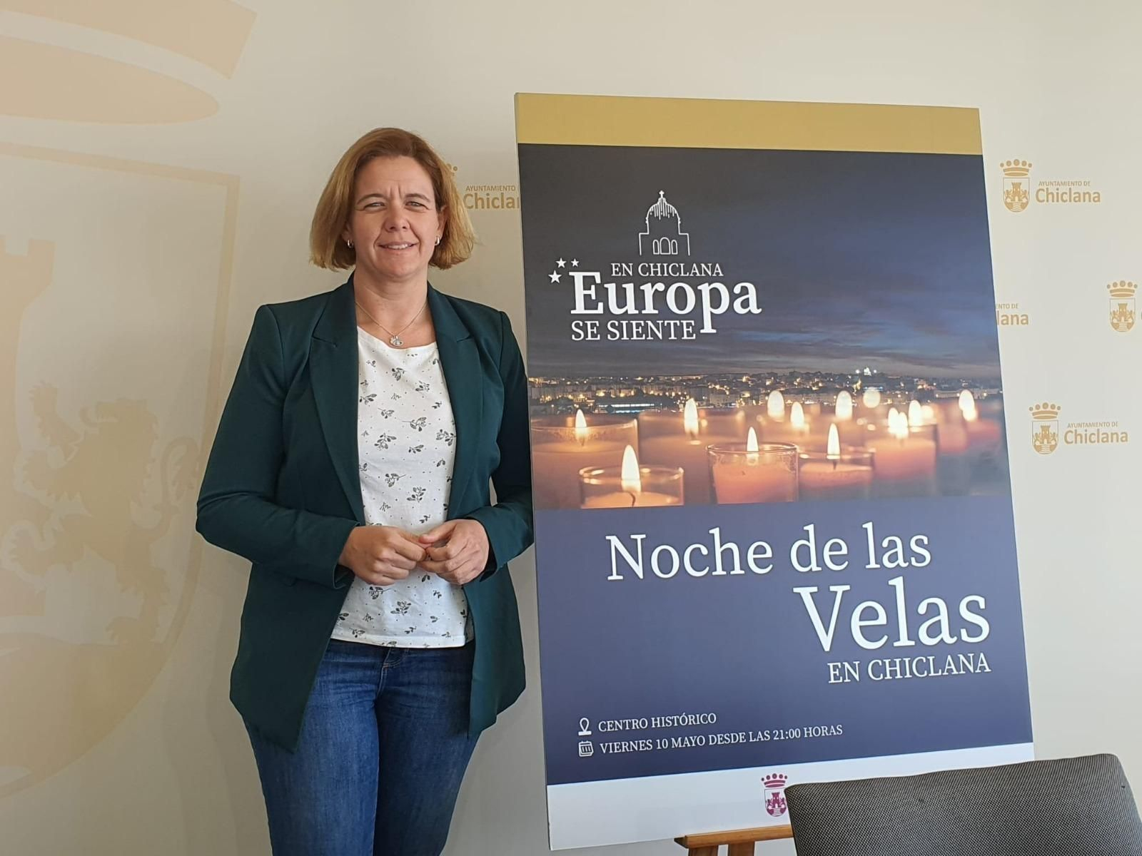 La delegada de Turismo, junto al cartel anunciador de esta actividad.