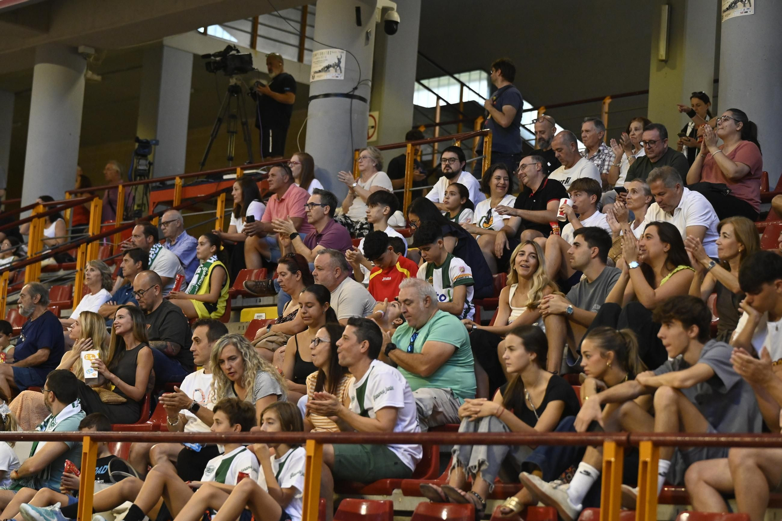 Las mejores fotos del ambiente en Vista Alegre para el Coto Córdoba - Jaén CB de la Copa de España de baloncesto