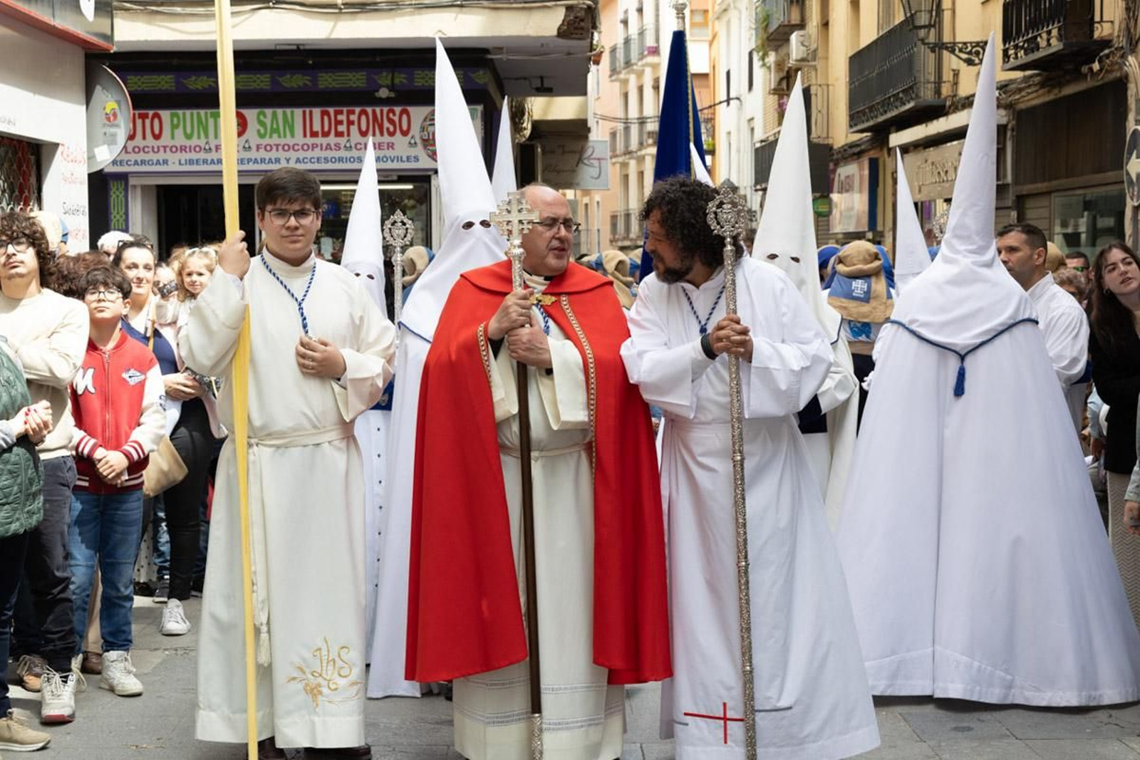Los jiennenses se echan a la calle para presenciar la primera de las procesiones de la jornada: la Borriquilla (II)