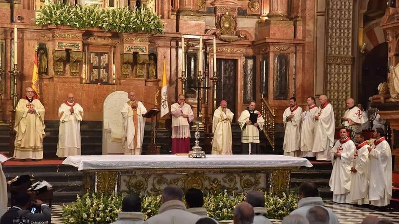 Los celebrantes en el altar mayor
