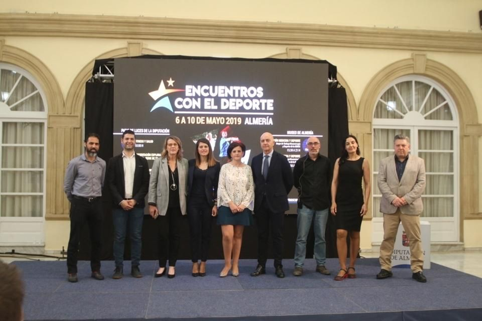 La mayoría de los ‘aventureros’ posan con la diputada de Deportes, Ángeles Martínez y el director de la serie, Javier Campos.