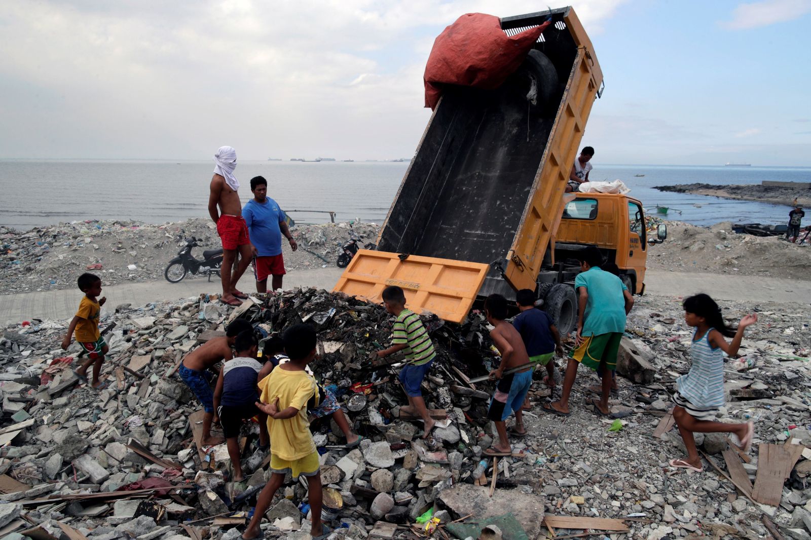 Casas en un mar de plástico filipino