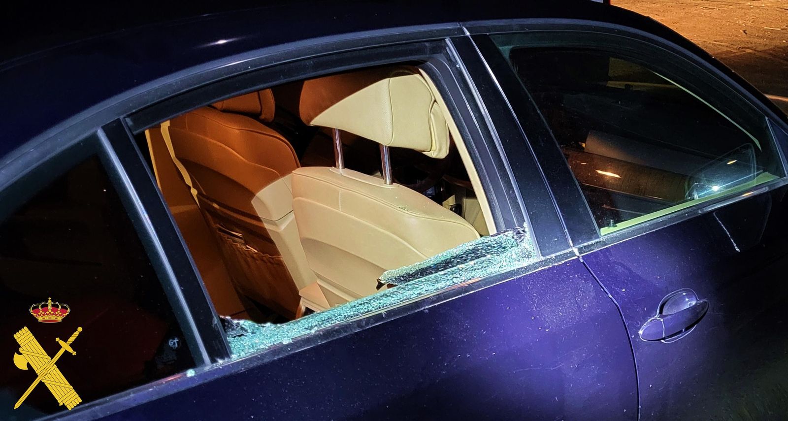 Uno de los coches violentados en Adra.